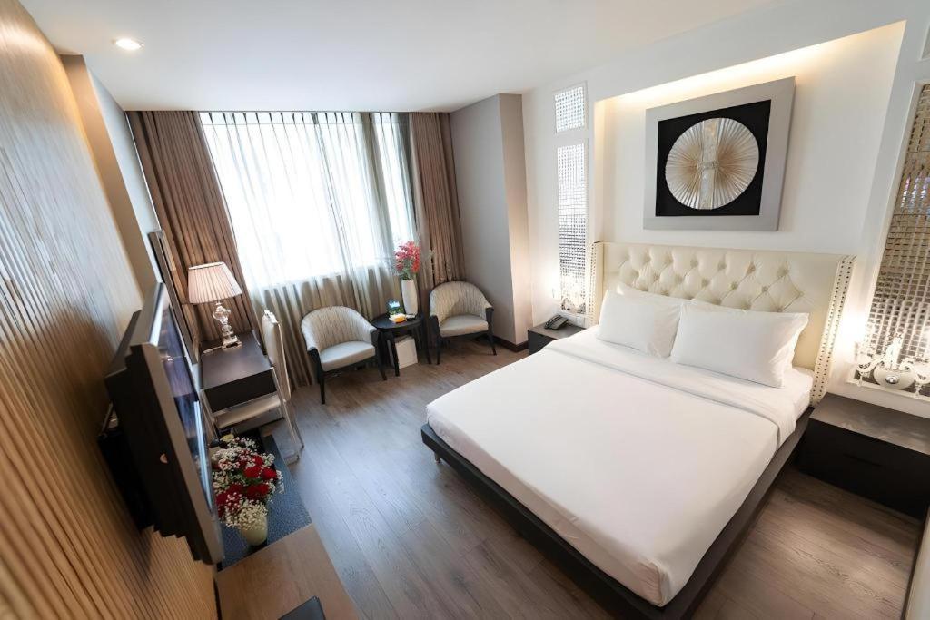 The White Hotel 8A Thai Van Lung Хошимин Экстерьер фото