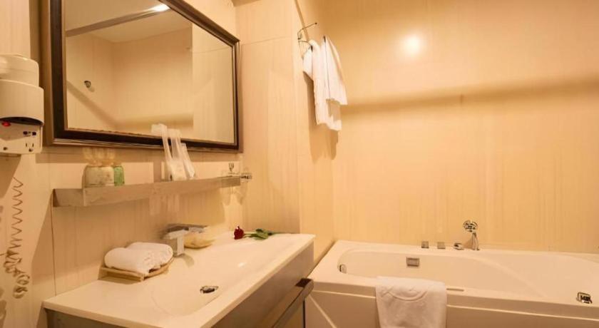 The White Hotel 8A Thai Van Lung Хошимин Экстерьер фото